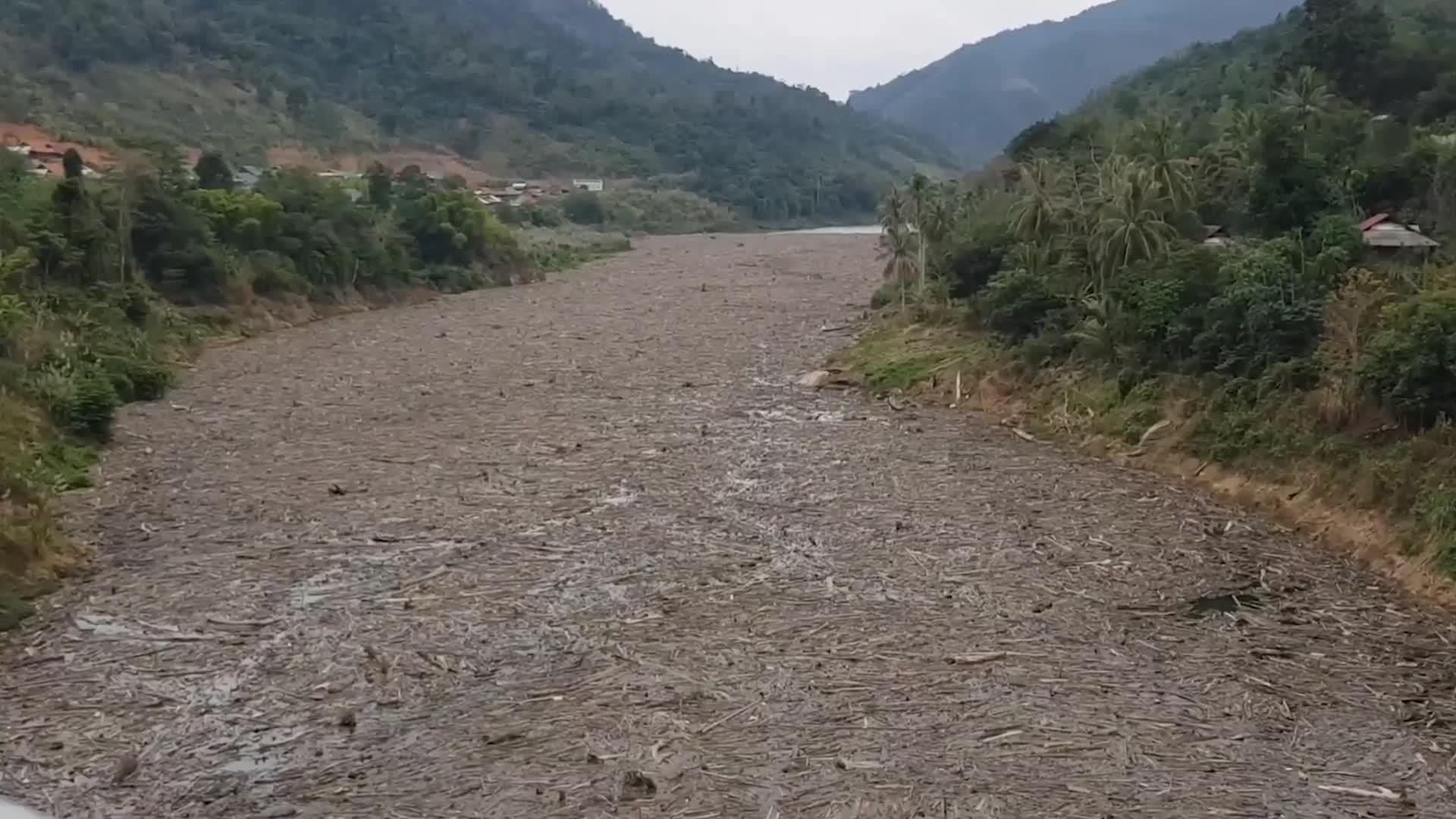 Rải thải tràn ngập đầu nguồn sông Lam