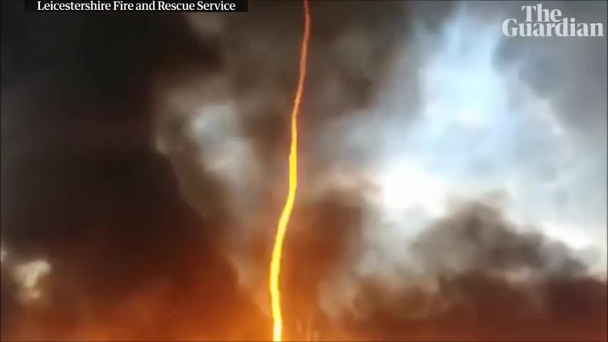 Video: Vòi rồng lửa cao hơn 15 m vươn thẳng lên trời tại Anh