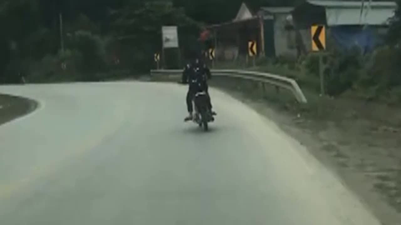 Thanh niên say rượu điều khiển xe máy đâm vào vách núi