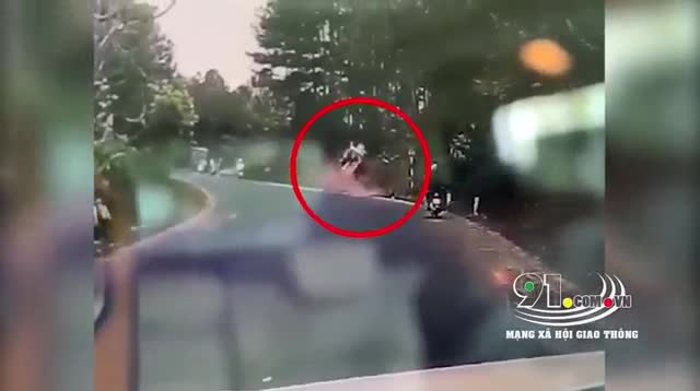 Khoảnh khắc ô tô đổ đèo tông trúng xe máy khiến một phụ nữ mang thai tử vong