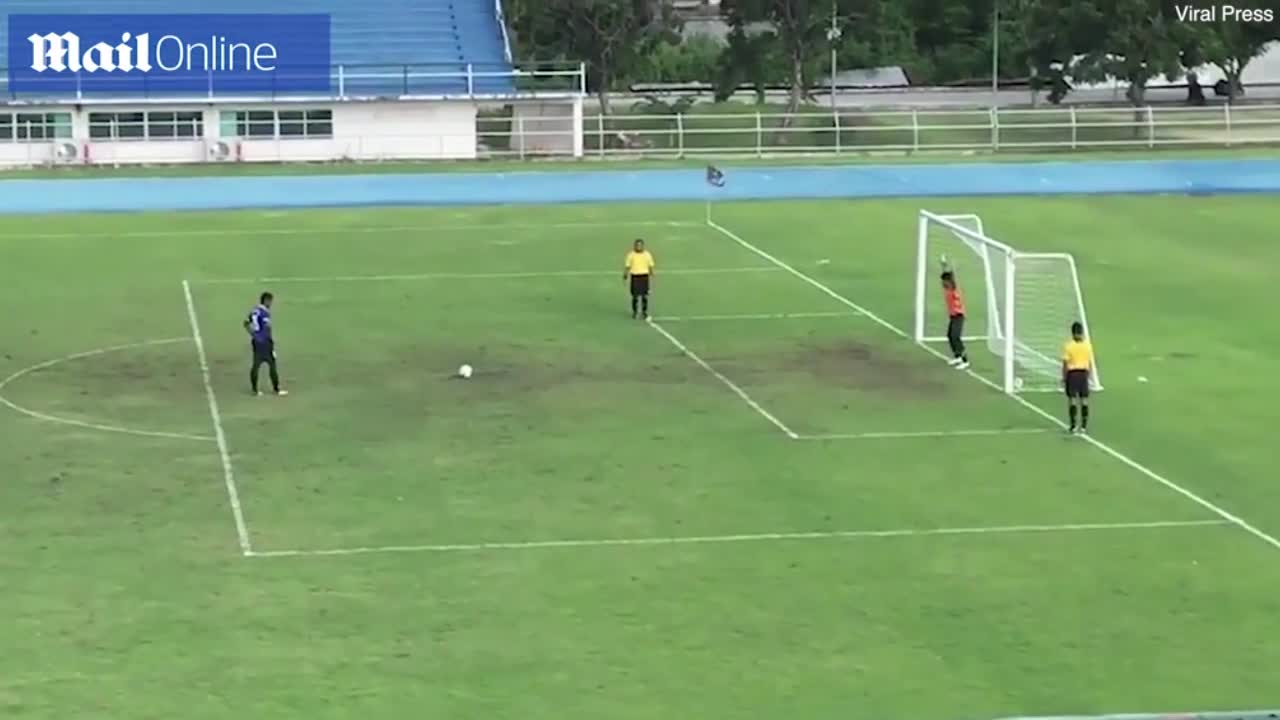Ăn mừng quá sớm, thủ môn nhận kết đắng khi cản phá penalty