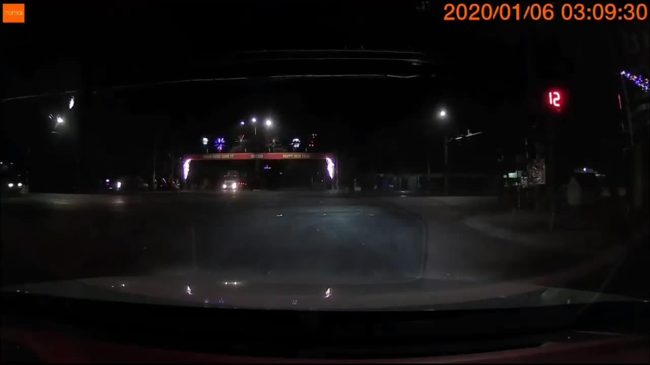 Cố tình vượt đèn đỏ, 2 người phụ nữ bị xe tải tông trúng