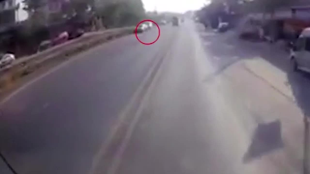 Vấp ngã khi chạy sang đường, người phụ nữ suýt chết trước đầu xe bồn