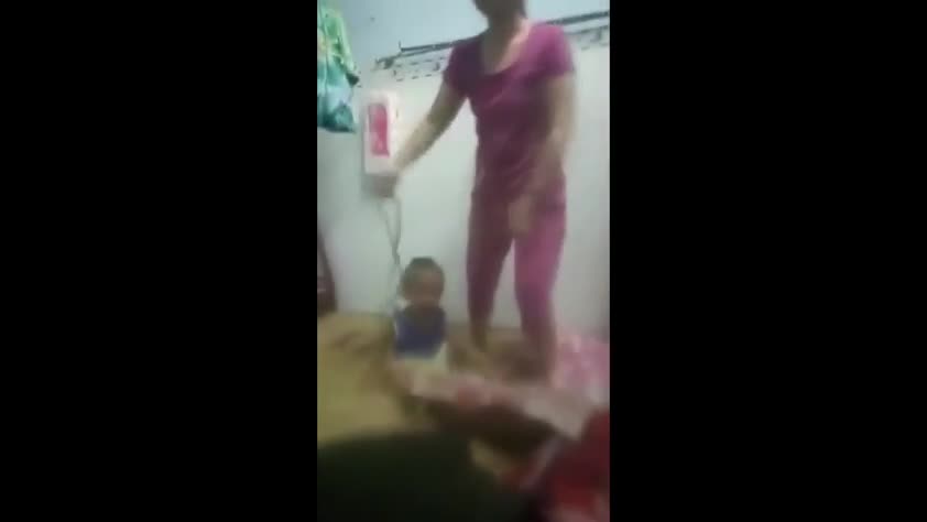 Video: Bé trai bị mẹ buộc dây, bạo hành dã man