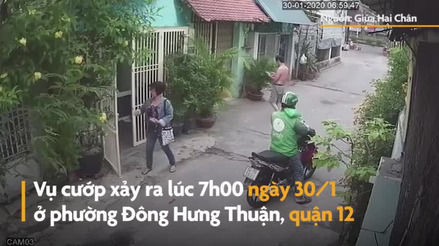 Clip: Cô gái bị cướp áp sát, giật túi xách ngay giữa phố Sài Gòn