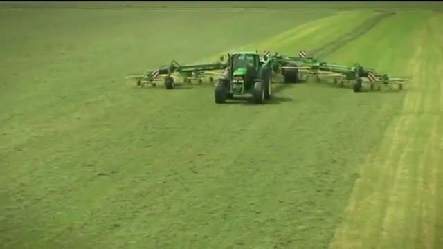 “Quái vật“ thu gom cỏ lớn nhất thế giới với 20 hecta trong 1 giờ