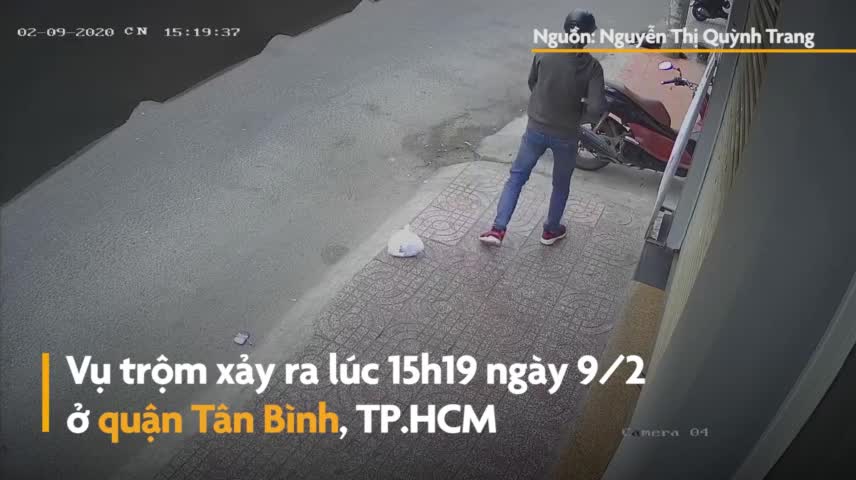 Clip: Cận cảnh màn trộm xe máy táo tợn ngay giữa phố chỉ trong 10 giây