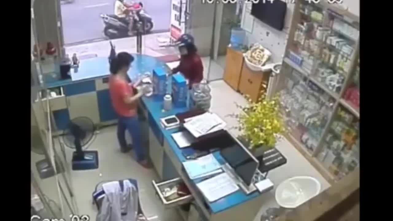 Vờ mua thuốc, người phụ nữ ra tay cướp luôn điện thoại khiến chủ tiệm trở tay không kịp