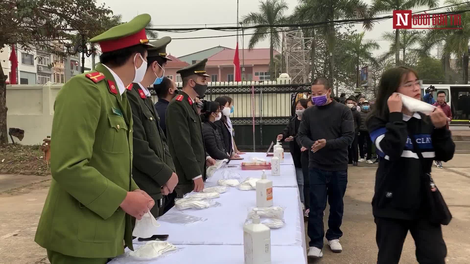 Chủ tịch Nguyễn Đức Chung ôm và động viên các chiến sĩ lên đường nhập ngũ