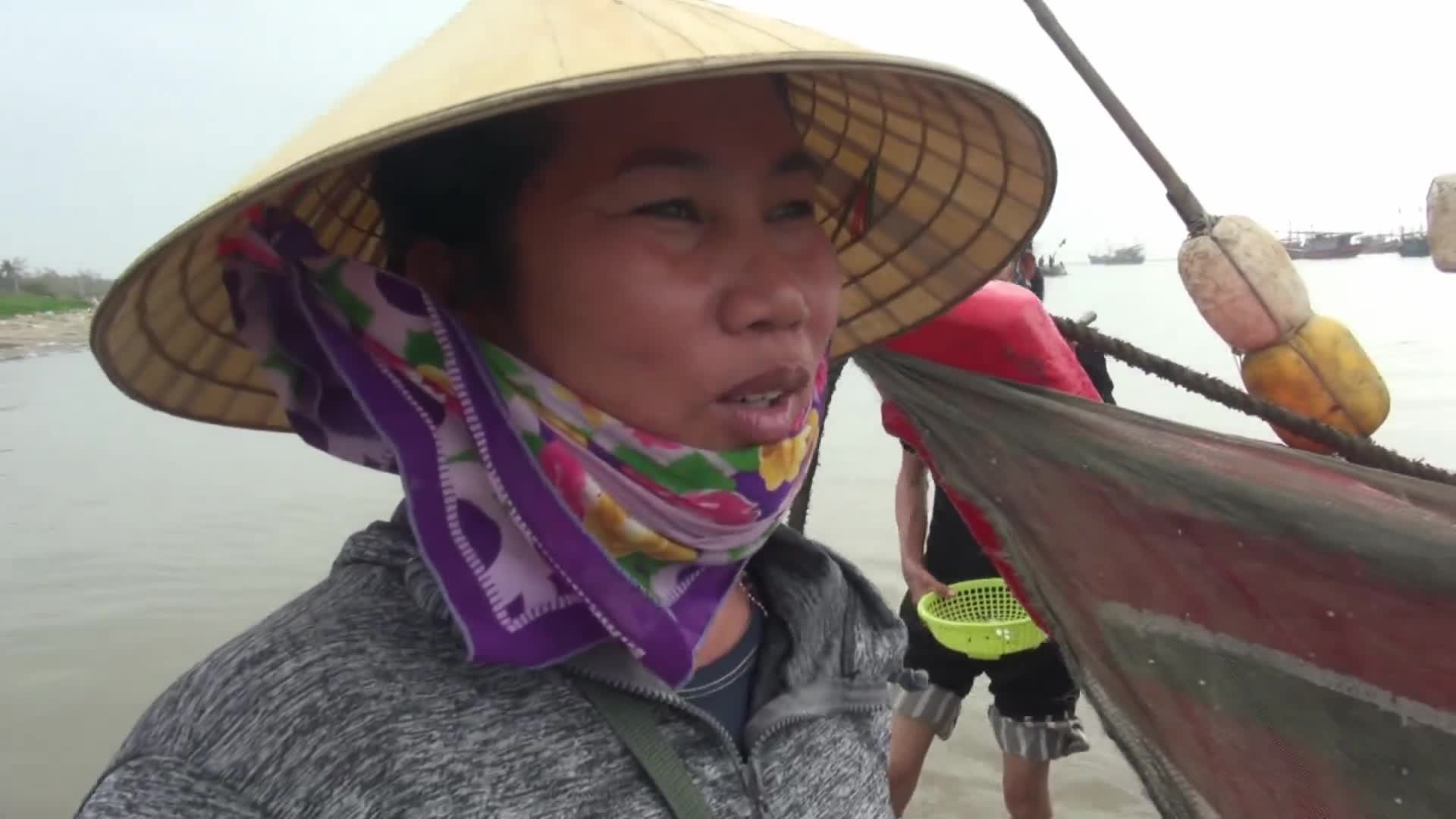 Chị Từ Thị Ái, lái buôn thu mua cá tại xã Quảng Phú