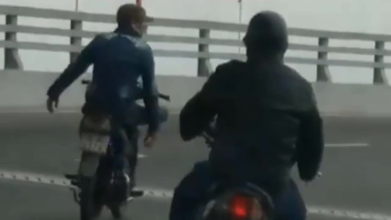 Thanh niên buông tay, làm xiếc trên xe máy ở Hải Phòng khiến người xem rùng mình