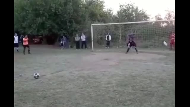 Trượt chân khi đá penalty, cầu thủ vẫn tạo ra cái kết không thể tin nổi