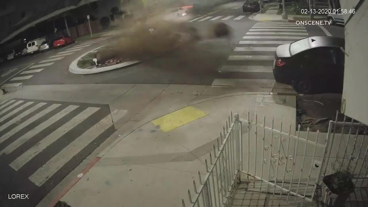 Nữ tài xế lái xe đâm vào trụ đá khiến ô tô bay 5m trên không trung