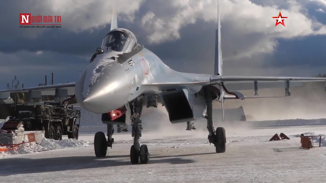 Cận cảnh tiêm kích Su-35S ném bom phá hủy mục tiêu