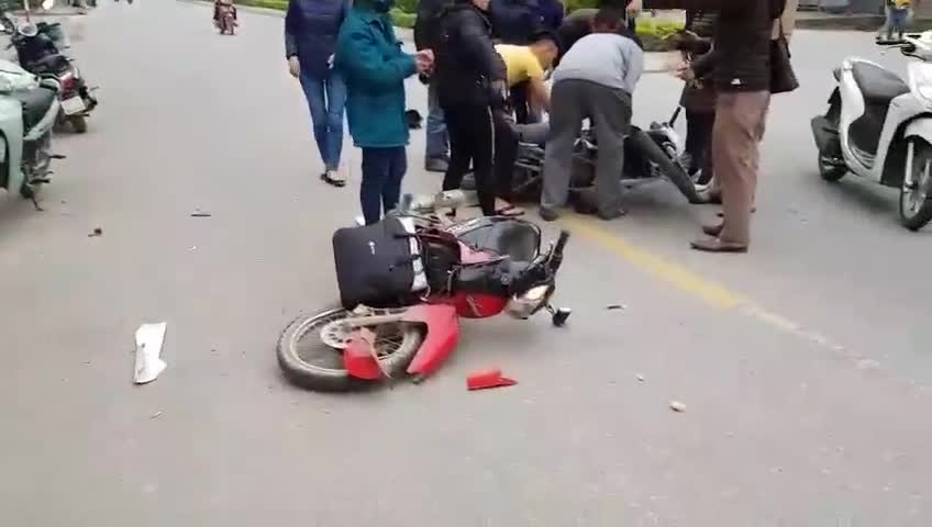Video: Xe máy đâm nhau trực diện, 2 người bị thương