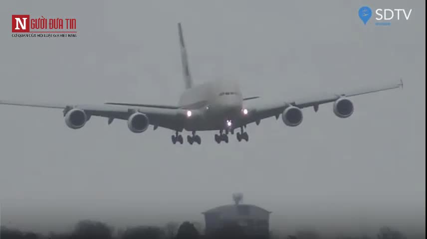 Máy bay chở khách của Anh hạ cánh thẳng đứng vì siêu bão