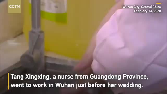 Video: Y tá mặc váy cưới từ đồ bảo hộ, cầm hoa cưới từ găng tay cao su kết hôn với chú rể “giả”