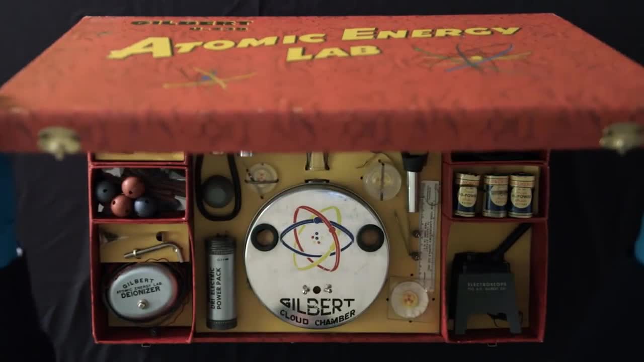Bộ đồ chơi nguy hiểm nhất thế giới mô phỏng thí nghiệm hạt nhân