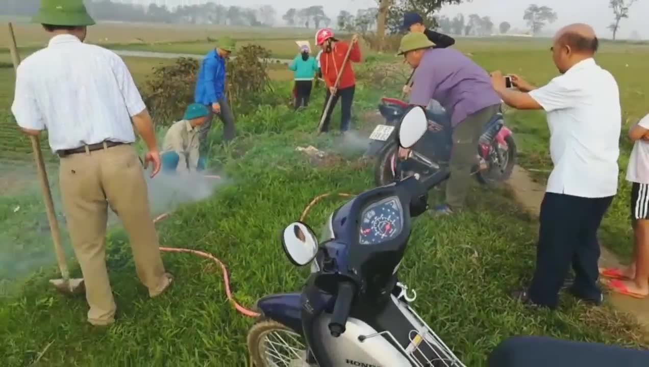 Video: Sáng kiến rú ga, dùng khói xe máy để bắt chuột của người dân