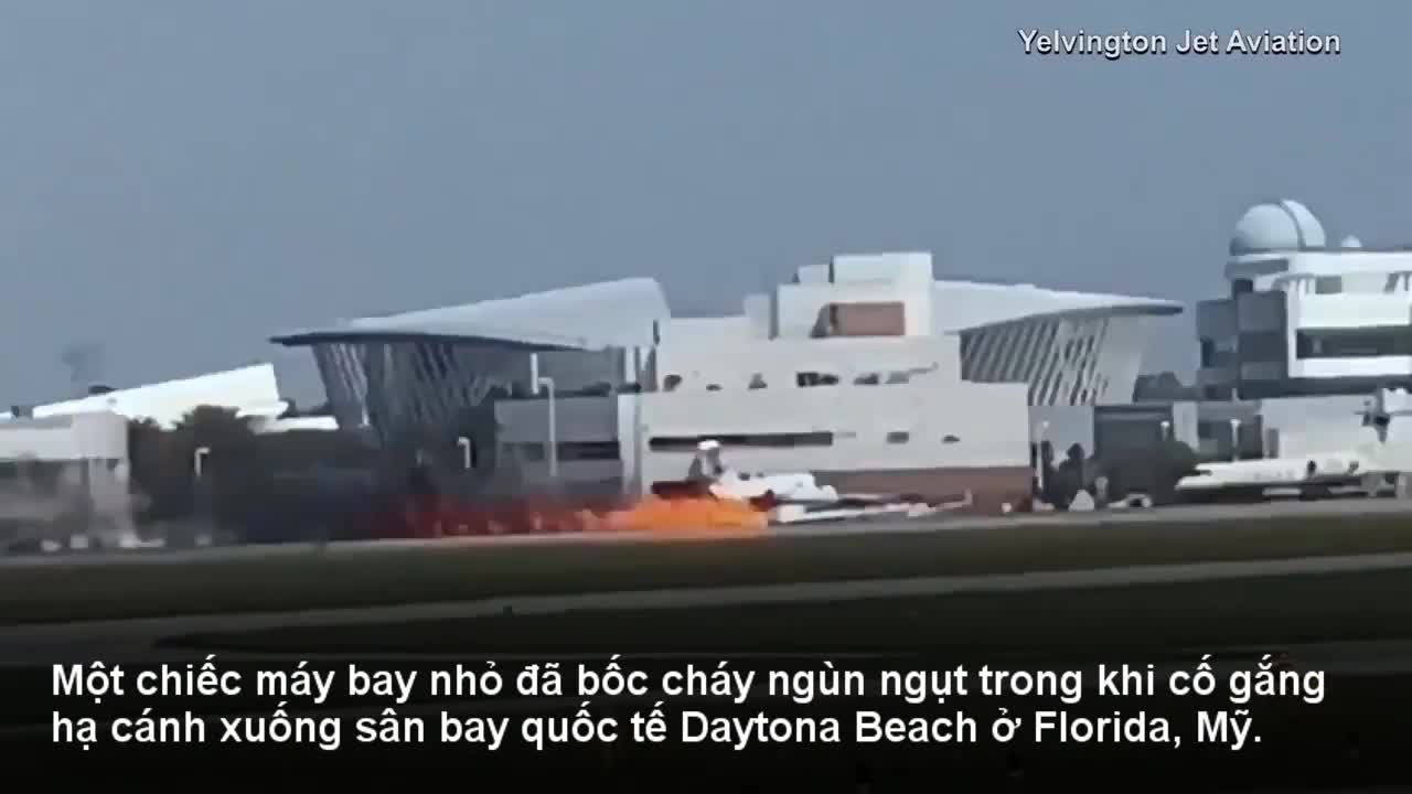 Máy bay bốc cháy ngùn ngụt khi hạ cánh xuống đường băng