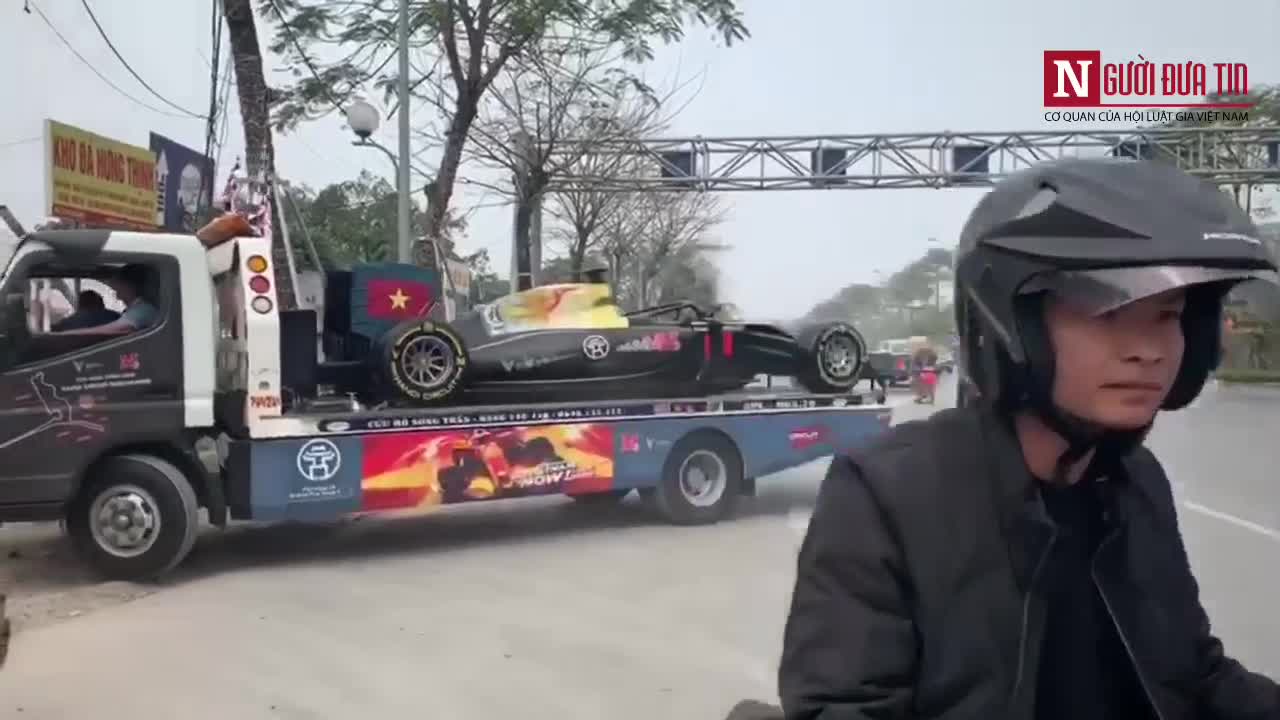 Cận cảnh mô hình chiếc xe đua F1 trên đường phố Hà Nội