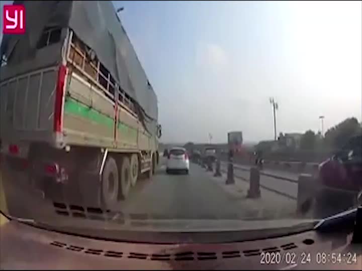 Chuyển làn đột ngột, xe tải đâm nát sườn ô tô con trên cầu Thanh Trì