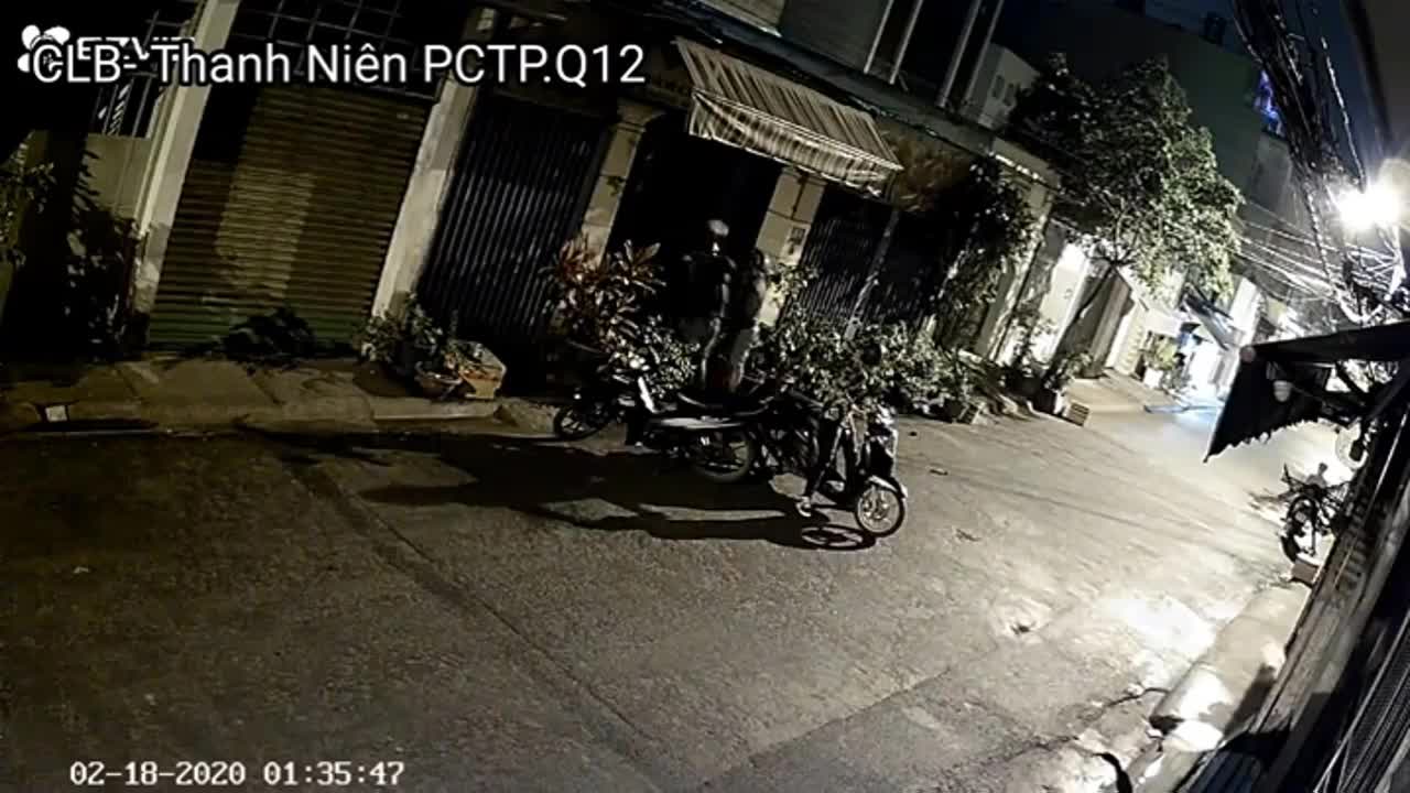 Clip: Cạy cửa trộm xe máy trong đêm, 5 đối tượng bỏ chạy trối chết khi bị truy đuổi
