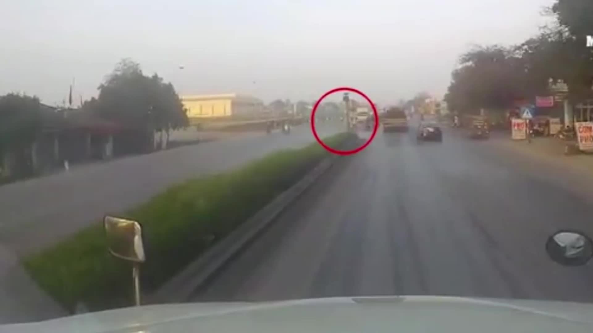 Qua đường không quan sát, người phụ nữ bị xe máy tông kinh hoàng ngay ngã tư