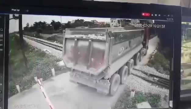 Nhân viên gác chắn kịp thời ngăn đoàn tàu cứu tài xế xe tải