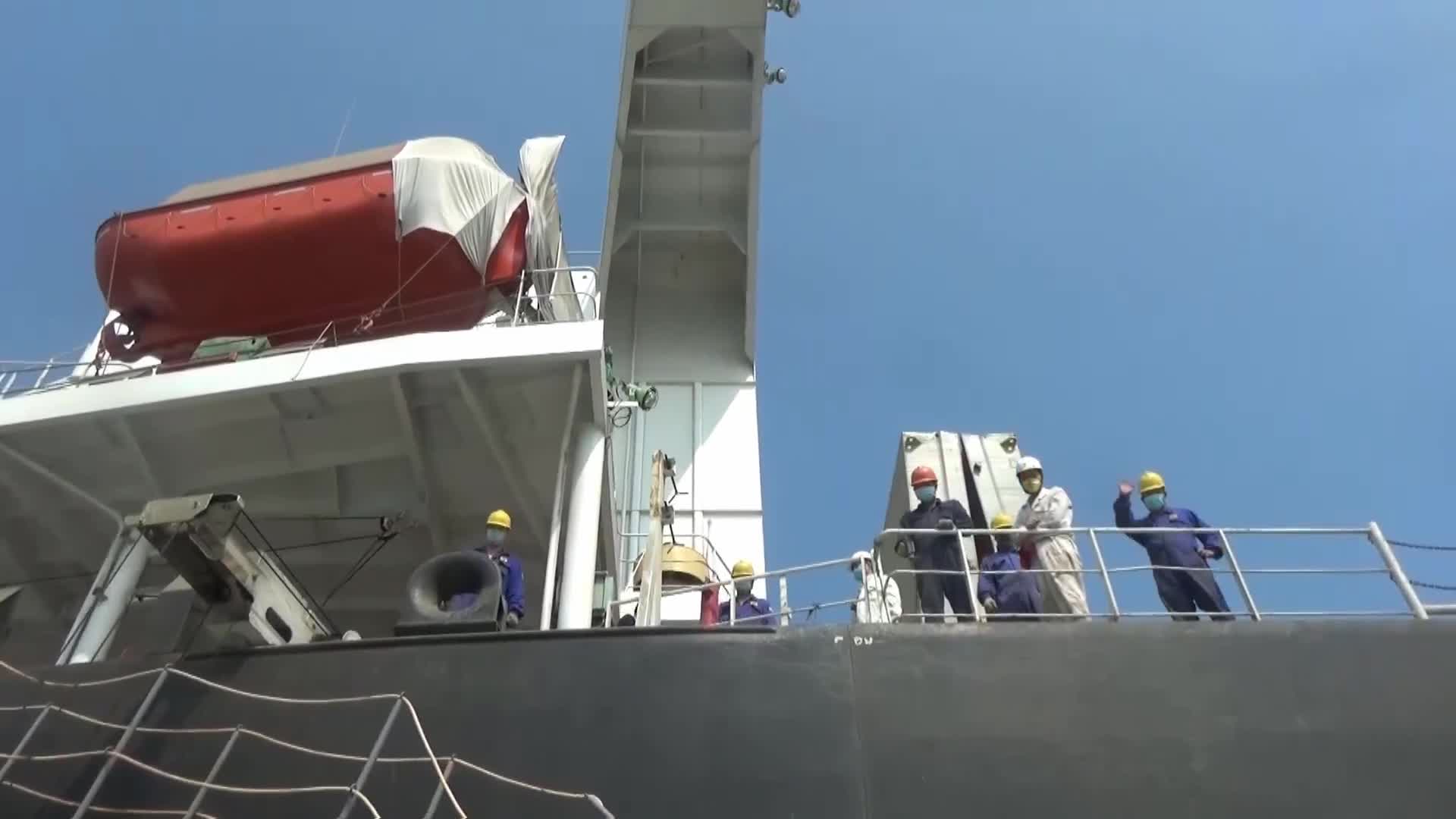 Lực lượng chức năng đo thân nhiệt, ngừng cấp thẻ đi bờ đối với 26 thuyền viên Trung Quốc nhập cảng 
