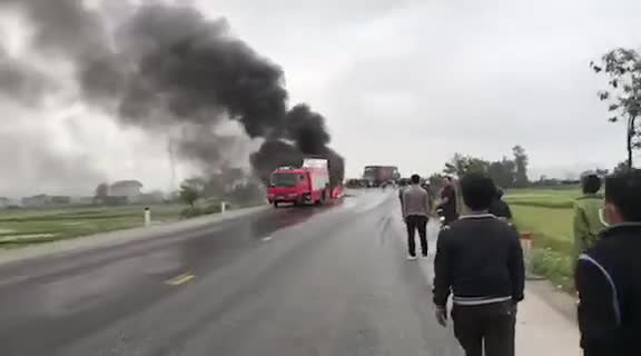 Xe tải biển Lào nổ lốp, bốc cháy ngùn ngụt khi đang lưu thông