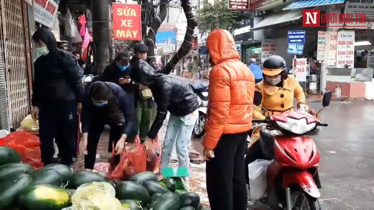 Người dân Hà Nội đội mưa ủng hộ mua dưa hấu giá rẻ