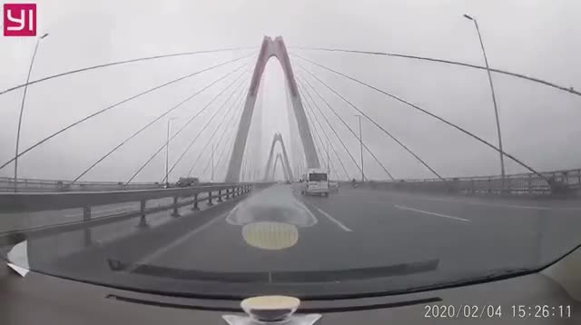 Clip: Bức xúc cảnh taxi ngang nhiên chạy ngược chiều trên cầu Nhật Tân