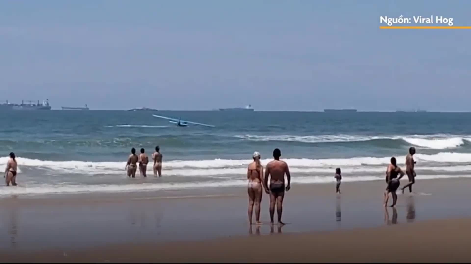 Máy bay rơi xuống bãi biển có nhiều người đang tắm aa