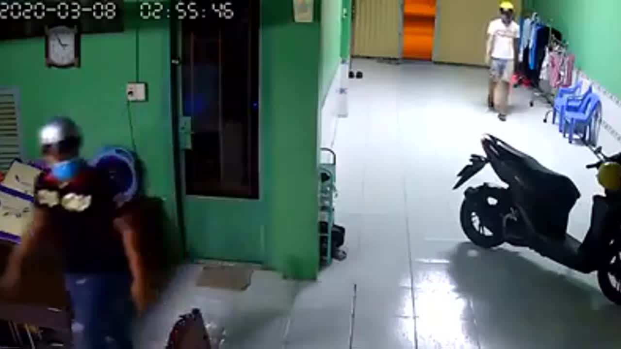 Trộm phá cửa, ngang nhiên đột nhập vào nhà dân trộm xe máy