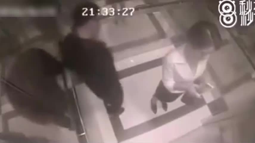 Clip: Bị sàm sỡ,cô gái ra đòn đánh gục kẻ biến thái trong thang máy