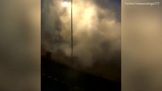 Video: Hiện tượng bão bọt biển bao trùm kín thị trấn ở Anh
