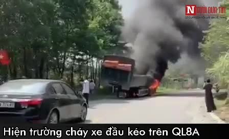 Video đang chạy trên đường xe đầu kéo bốc cháy trên QL8A