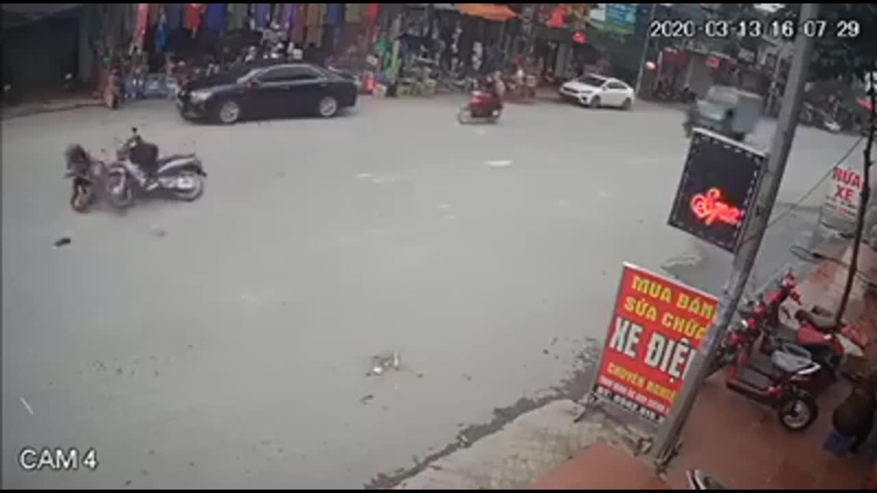 Phóng tốc độ kinh hoàng, cô gái tông gục 2 người đi xe máy