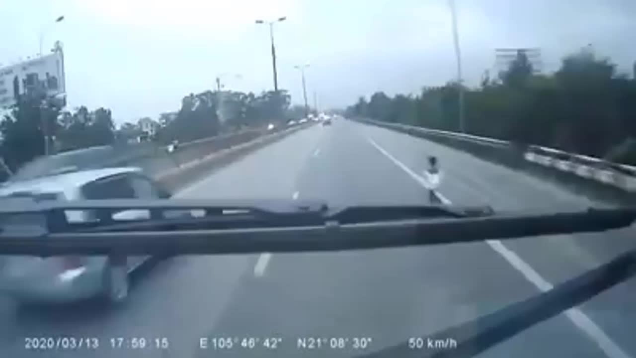 Tài xế đánh lái khẩn cấp, cứu bé trai đột ngột lao qua đường cao tốc