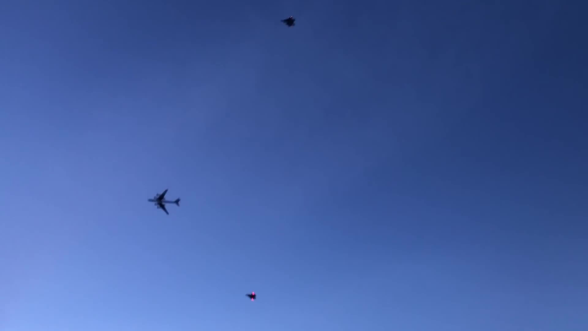 Video: Màn đối đầu nghẹt thở giữa tiêm kích F-22 hộ tống sát thủ săn ngầm Nga và không quân Mỹ