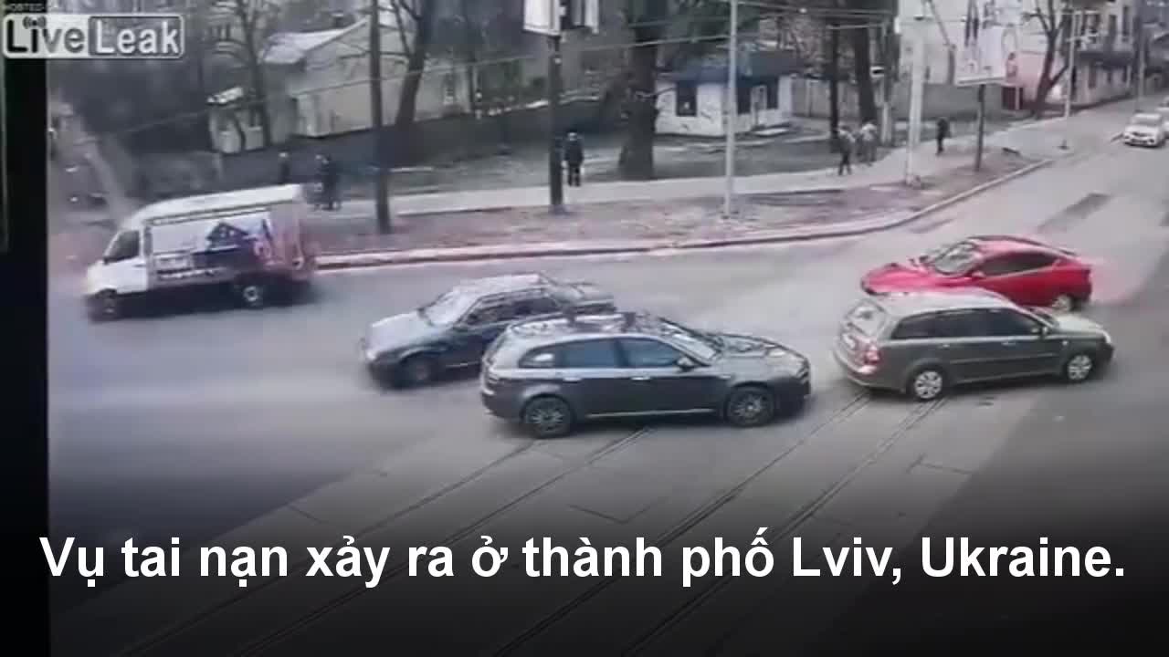 Tai nạn kinh hoàng, hai người văng ra khỏi ô tô