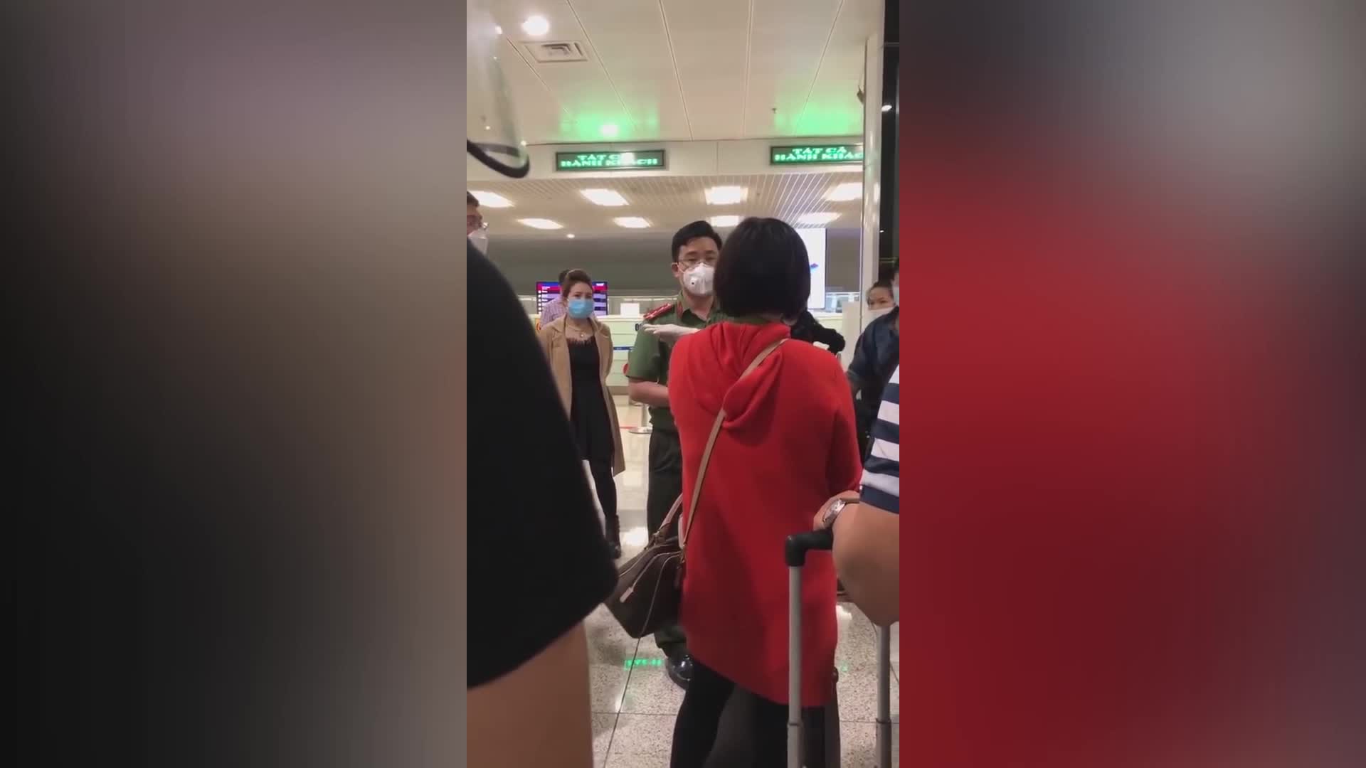 Nhóm hành khách gây náo loạn sân bay Nội Bài, đòi tự cách ly gây bức xúc
