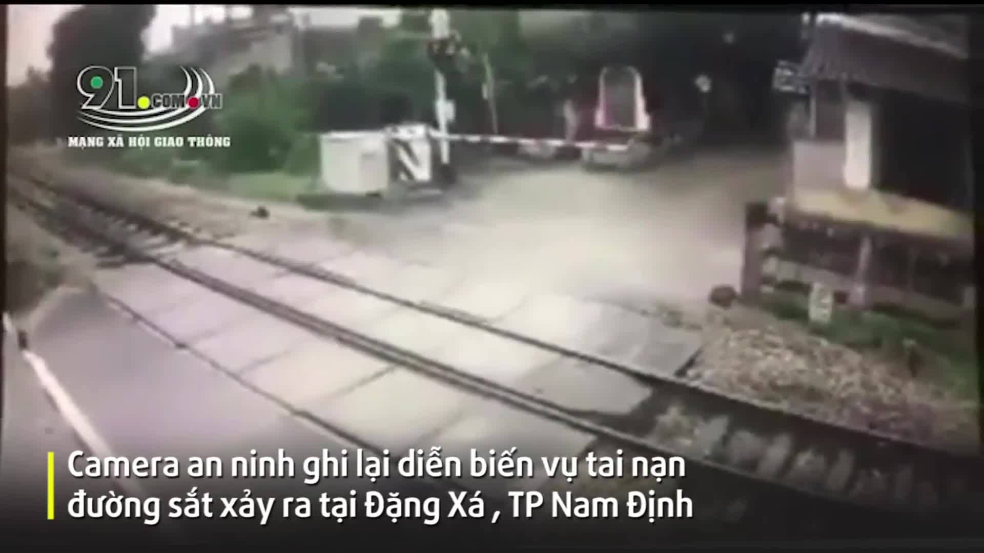 Khoảnh khắc thiếu nữ bị tàu hỏa đâm trúng khi vượt qua đường sắt