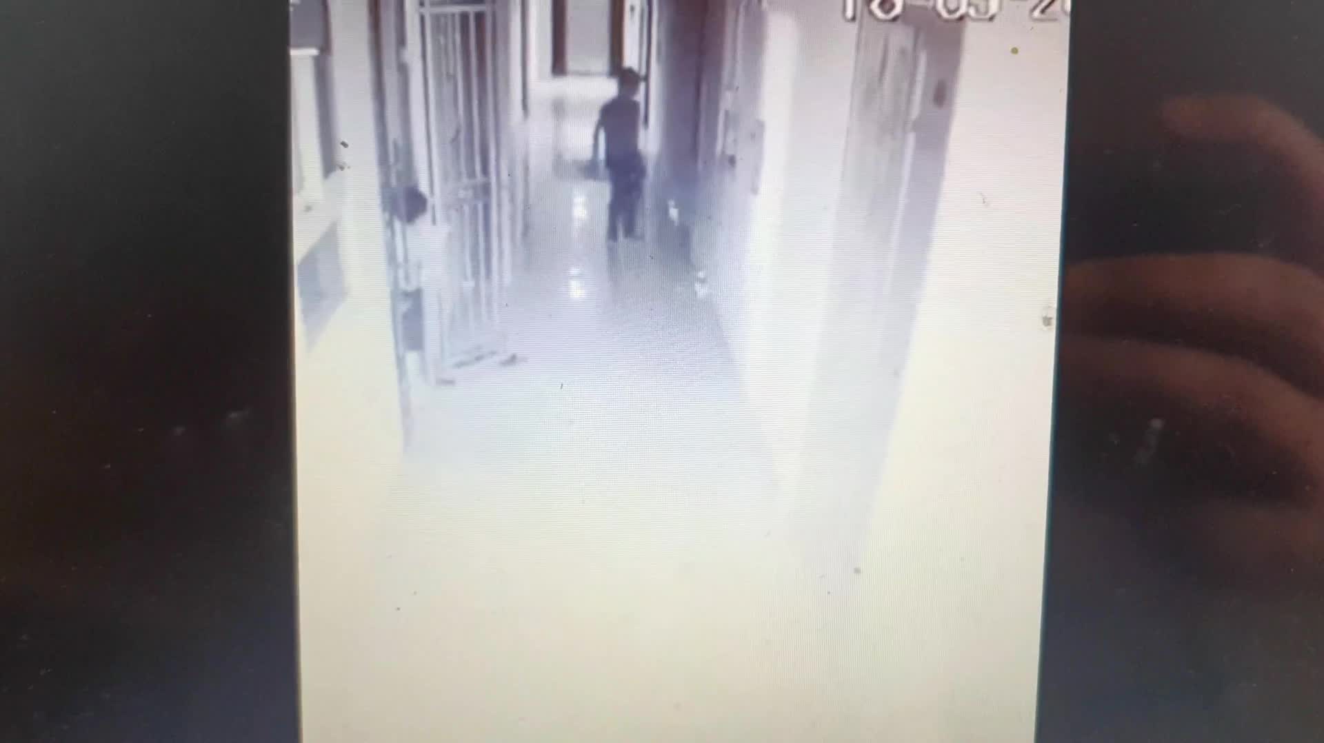 Clip: Nam thanh niên chĩa súng, ném vật thể gây nổ tại chung cư Nghệ An