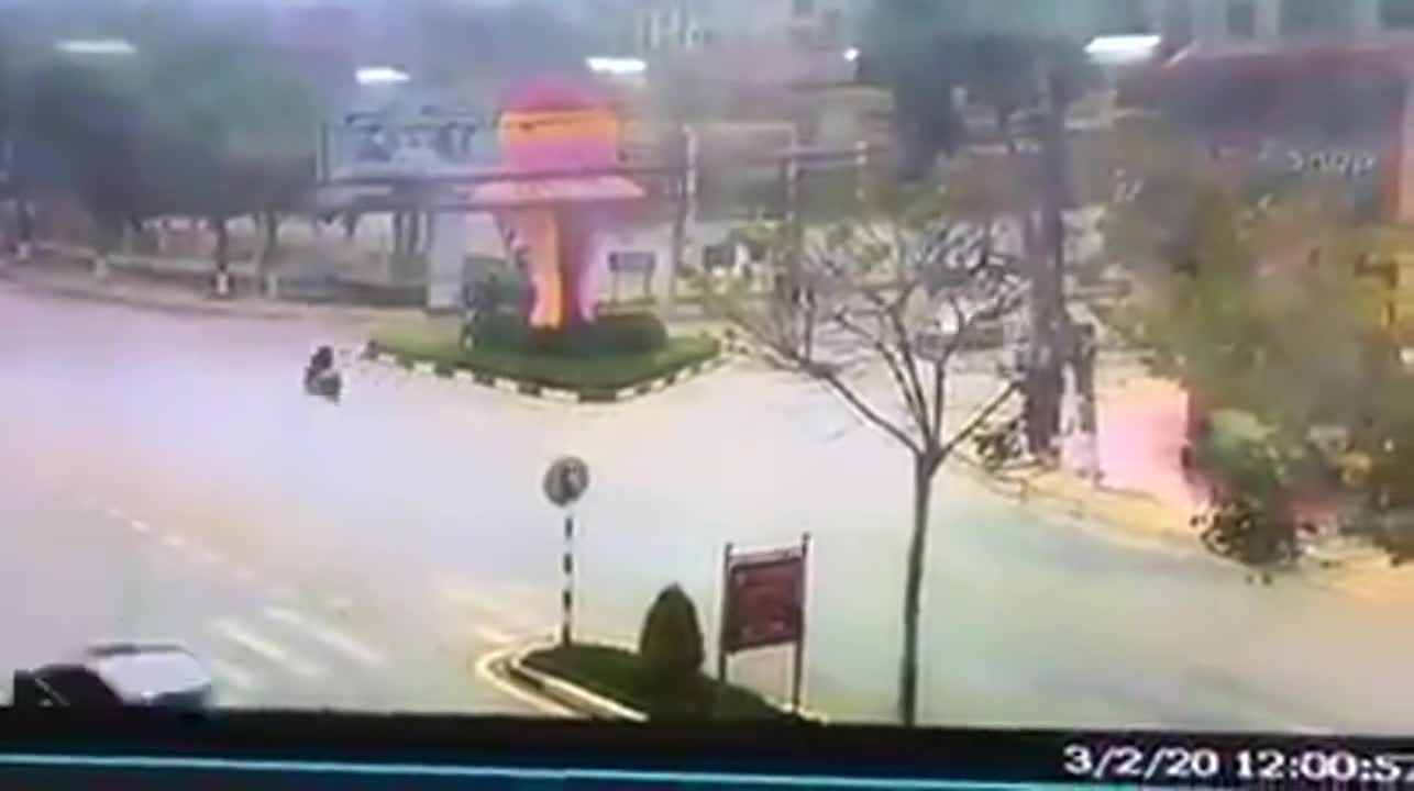 Video: Xe mô tô phân khối phóng như tên bắn đâm trúng taxi, 2 người văng lên không trung