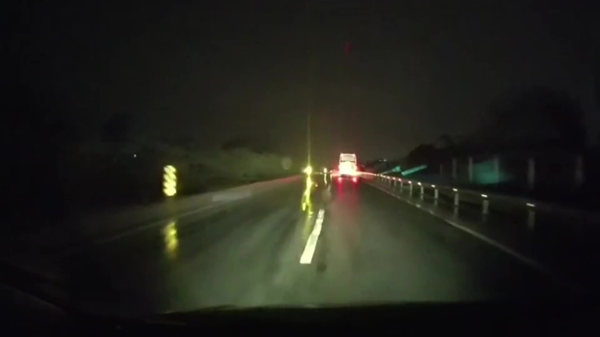 Tài xế liều lĩnh đỗ ô tô ngang đường, chặn đầu xe khác trên cao tốc