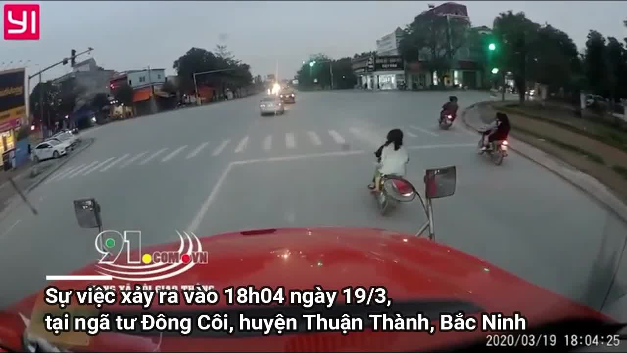 Clip: 2 thiếu nữ đi xe máy liều lĩnh tạt đầu container rồi bỏ chạy