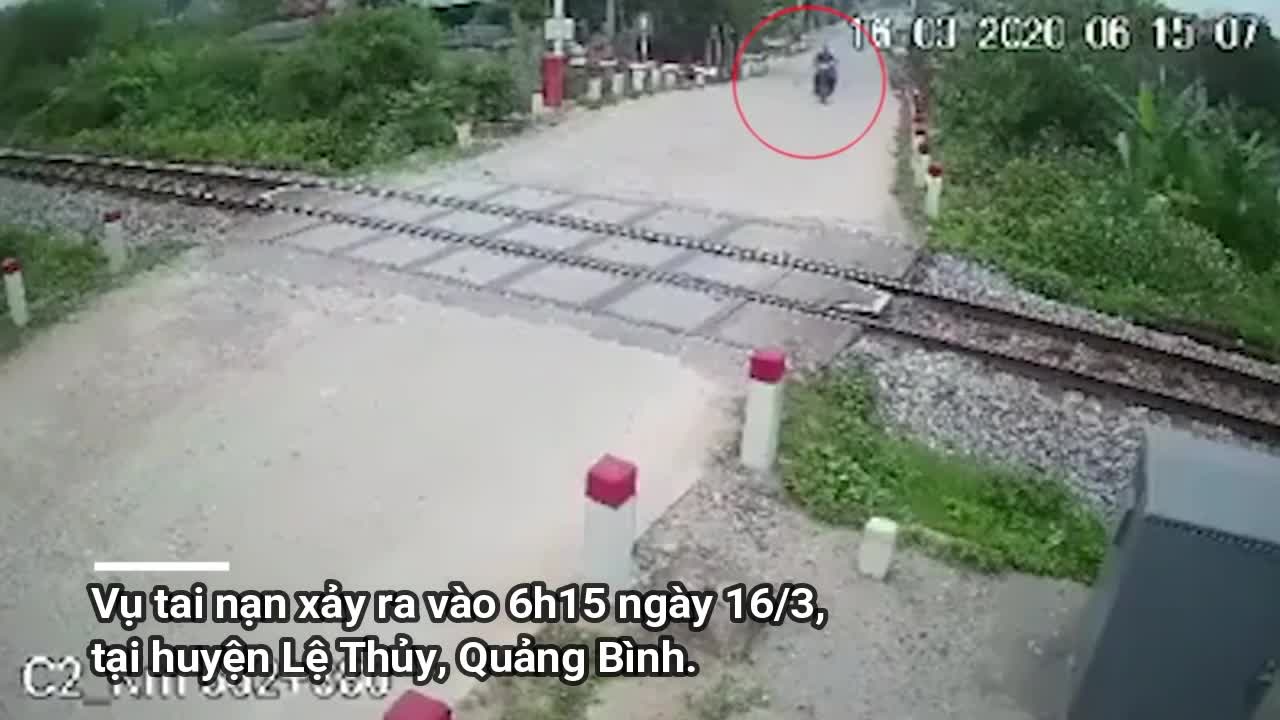 Clip: Cố băng qua đường ray, người phụ nữ bị tàu hỏa tông trực diện