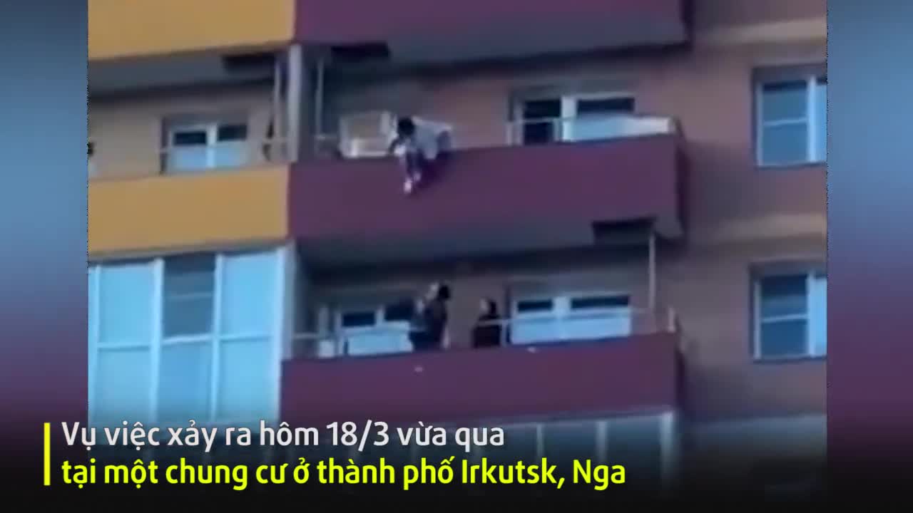 Nhân viên cứu hộ đỡ cô gái nhảy từ tầng 15